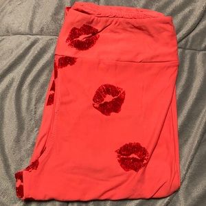 Tall and Curvy LuLaRoe kiss Valentine’s Leggings